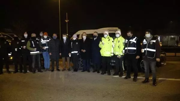Sanatçı Yavuz Bingöl, polis ekiplerine çorba dağıttı Sanatçı Yavuz Bingöl, polis ekiplerine çorba dağıttı