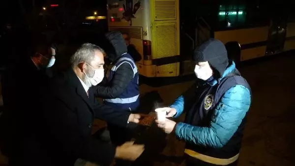 Sanatçı Yavuz Bingöl, polis ekiplerine çorba dağıttı Sanatçı Yavuz Bingöl, polis ekiplerine çorba dağıttı
