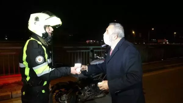 Sanatçı Yavuz Bingöl, polis ekiplerine çorba dağıttı Sanatçı Yavuz Bingöl, polis ekiplerine çorba dağıttı