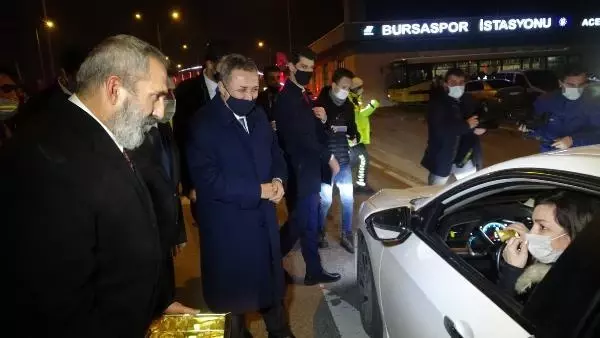 Sanatçı Yavuz Bingöl, polis ekiplerine çorba dağıttı Sanatçı Yavuz Bingöl, polis ekiplerine çorba dağıttı