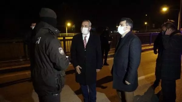 Sanatçı Yavuz Bingöl, polis ekiplerine çorba dağıttı Sanatçı Yavuz Bingöl, polis ekiplerine çorba dağıttı