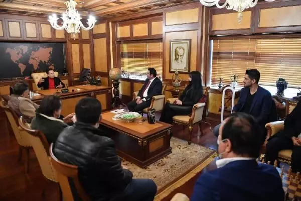 Yeşilçam yıldızlarından Başkan Yazıcı'ya ziyaret Yeşilçam yıldızlarından Başkan Yazıcı'ya ziyaret