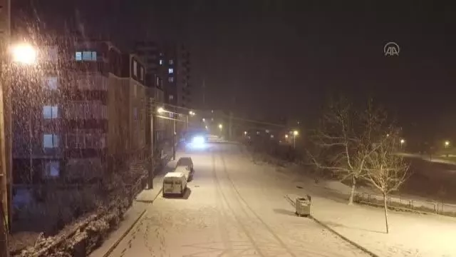 Polisler kar topu oynadı Polisler kar topu oynadı