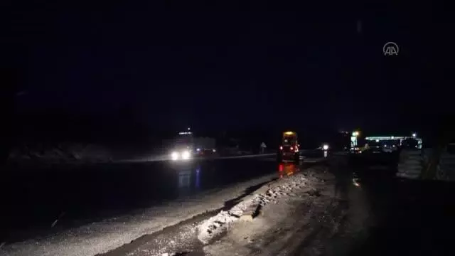 Yollarda kar mesaisi Yollarda kar mesaisi