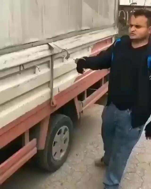 Zihinsel engelli bireye işkence gibi şaka! Kamyona kelepçeleyip koşturdular Zihinsel engelli bireye işkence gibi şaka! Kamyona kelepçeleyip koşturdular