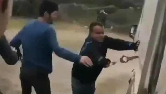 Zihinsel engelli gence işkence gibi şaka! Kamyona kelepçeleyip koşturdular Zihinsel engelli gence işkence gibi şaka! Kamyona kelepçeleyip koşturdular