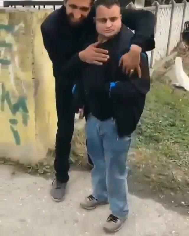 Zihinsel engelli gence işkence gibi şaka! Kamyona kelepçeleyip koşturdular Zihinsel engelli gence işkence gibi şaka! Kamyona kelepçeleyip koşturdular