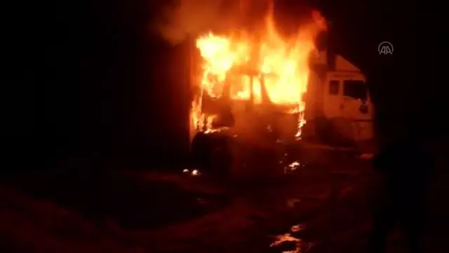 Açık otoparkta park halindeki nakliye kamyonu yandı (2) Açık otoparkta park halindeki nakliye kamyonu yandı (2)