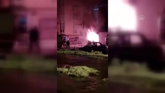 Açık otoparkta park halindeki nakliye kamyonu yandı Açık otoparkta park halindeki nakliye kamyonu yandı