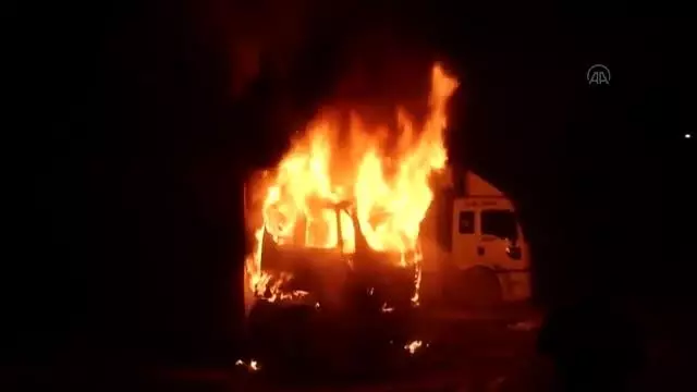 Açık otoparkta park halindeki nakliye kamyonu yandı (2) Açık otoparkta park halindeki nakliye kamyonu yandı (2)
