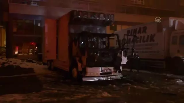 Açık otoparkta park halindeki nakliye kamyonu yandı Açık otoparkta park halindeki nakliye kamyonu yandı