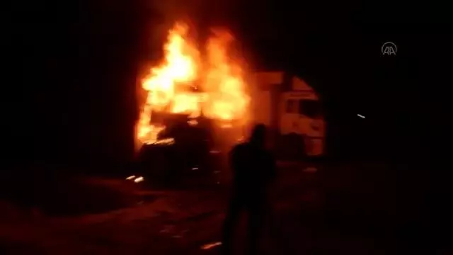 Açık otoparkta park halindeki nakliye kamyonu yandı (2) Açık otoparkta park halindeki nakliye kamyonu yandı (2)