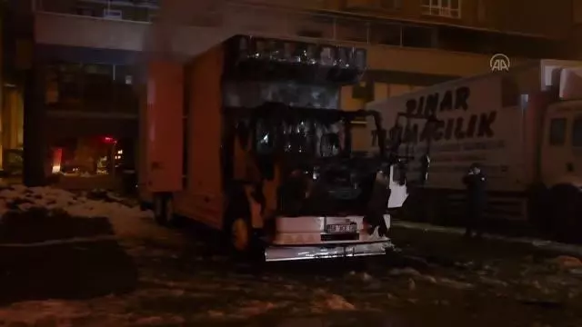 Açık otoparkta park halindeki nakliye kamyonu yandı Açık otoparkta park halindeki nakliye kamyonu yandı