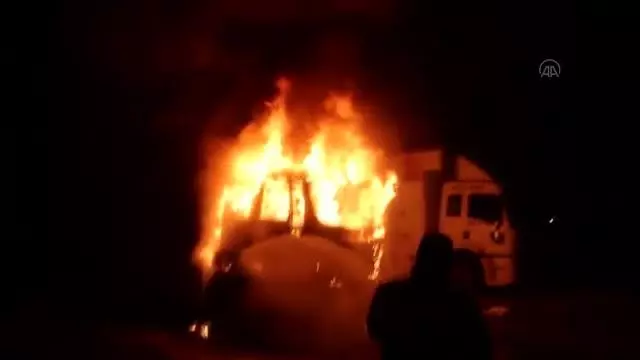 Açık otoparkta park halindeki nakliye kamyonu yandı (2) Açık otoparkta park halindeki nakliye kamyonu yandı (2)