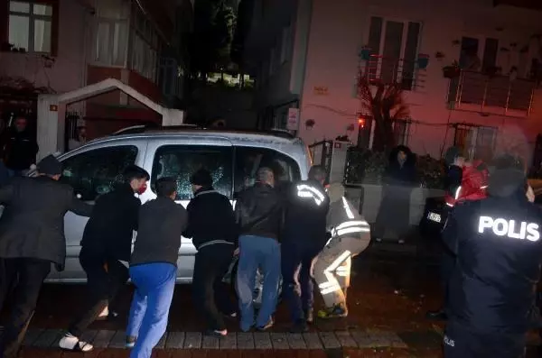 Avcılar'daki yangına müdahaleye hatalı park engeli Avcılar'daki yangına müdahaleye hatalı park engeli