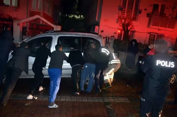 Avcılar'daki yangına müdahaleye hatalı park engeli Avcılar'daki yangına müdahaleye hatalı park engeli