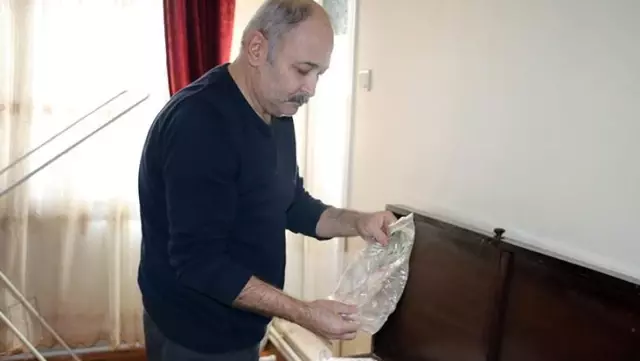 Babasına Atatürk'ün hediye ettiği mendili maddi sıkıntıdan dolayı satışa çıkarttı Babasına Atatürk'ün hediye ettiği mendili maddi sıkıntıdan dolayı satışa çıkarttı