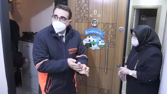 Bakan Dönmez, doğal gaz hizmeti götürülen Soma'da konuk olduğu aileyle çay içti Bakan Dönmez, doğal gaz hizmeti götürülen Soma'da konuk olduğu aileyle çay içti