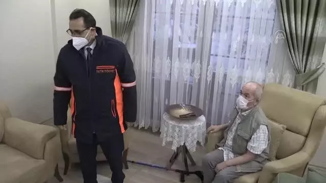 Bakan Dönmez, doğal gaz hizmeti götürülen Soma'da konuk olduğu aileyle çay içti Bakan Dönmez, doğal gaz hizmeti götürülen Soma'da konuk olduğu aileyle çay içti