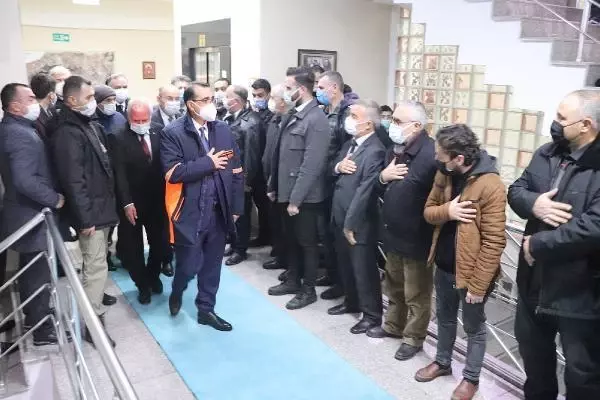 Bakan Dönmez, Soma Belediyesi'ni ziyaret etti Bakan Dönmez, Soma Belediyesi'ni ziyaret etti