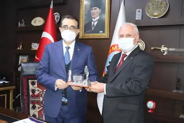 Bakan Dönmez, Soma Belediyesi'ni ziyaret etti Bakan Dönmez, Soma Belediyesi'ni ziyaret etti