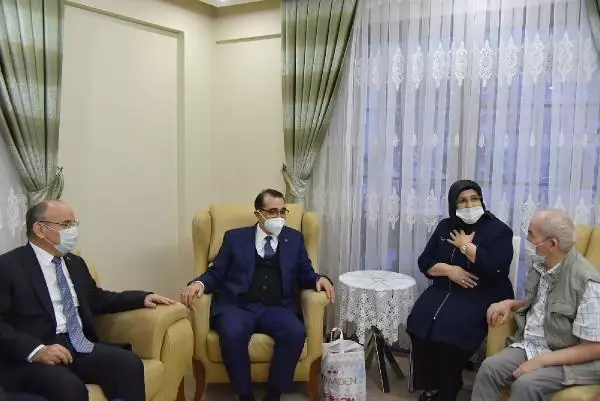 Bakan Dönmez, Soma Belediyesi'ni ziyaret etti Bakan Dönmez, Soma Belediyesi'ni ziyaret etti