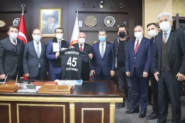 Bakan Dönmez, Soma Belediyesi'ni ziyaret etti Bakan Dönmez, Soma Belediyesi'ni ziyaret etti