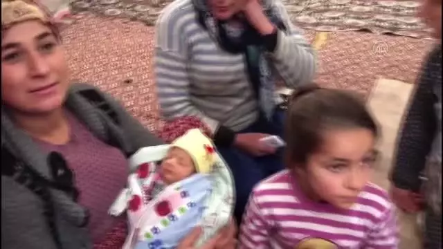BALIKESİR - Yolu kardan kapanan ormanlık alanda çadırda mahsur kalan aileye ulaşıldı BALIKESİR - Yolu kardan kapanan ormanlık alanda çadırda mahsur kalan aileye ulaşıldı
