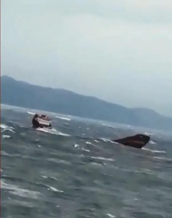 Bartın'da 12 personeli bulunan kuru yük gemisi battı (5) Bartın'da 12 personeli bulunan kuru yük gemisi battı (5)
