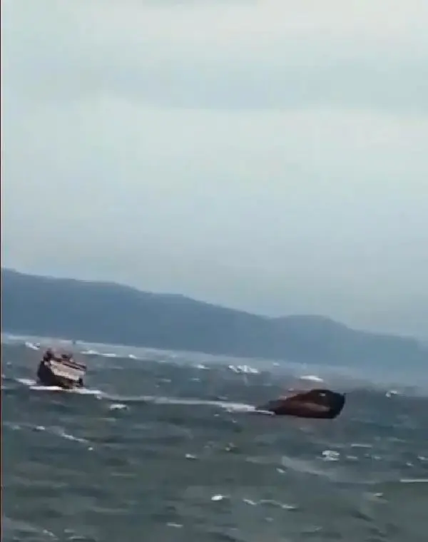 Bartın'da 12 personeli bulunan kuru yük gemisi battı (5) Bartın'da 12 personeli bulunan kuru yük gemisi battı (5)