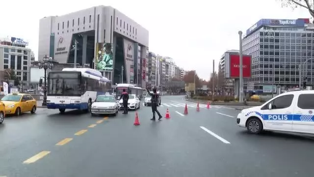 Başkent sokakları kısıtlamada sessizliğe büründü (3) Başkent sokakları kısıtlamada sessizliğe büründü (3)