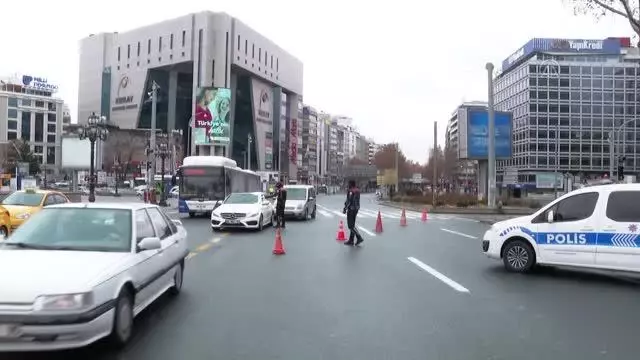 Başkent sokakları kısıtlamada sessizliğe büründü (3) Başkent sokakları kısıtlamada sessizliğe büründü (3)