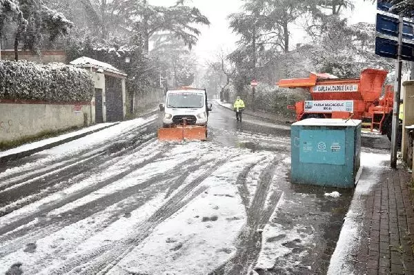 Beşiktaş'ta kar nöbeti başladı Beşiktaş'ta kar nöbeti başladı