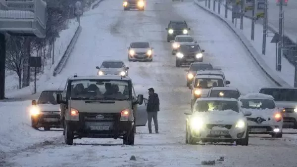 Bursa'da kar sonrası sürücüler zor anlar yaşadı Bursa'da kar sonrası sürücüler zor anlar yaşadı
