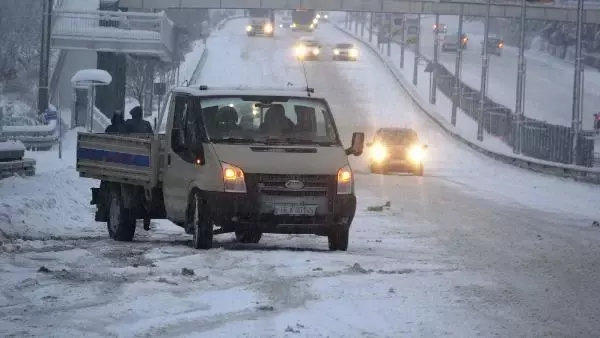 Bursa'da kar sonrası sürücüler zor anlar yaşadı Bursa'da kar sonrası sürücüler zor anlar yaşadı