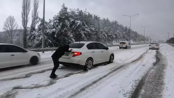 Bursa'da kar sonrası sürücüler zor anlar yaşadı Bursa'da kar sonrası sürücüler zor anlar yaşadı
