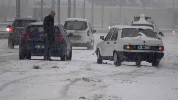 Bursa'da kar sonrası sürücüler zor anlar yaşadı Bursa'da kar sonrası sürücüler zor anlar yaşadı