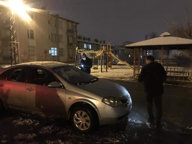 Cadde ortasında dehşet! Baltayla saldırdıkları şahsı bacağından yaraladılar