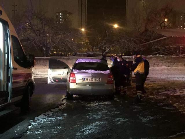 Cadde ortasında dehşet! Baltayla saldırdıkları şahsı bacağından yaraladılar