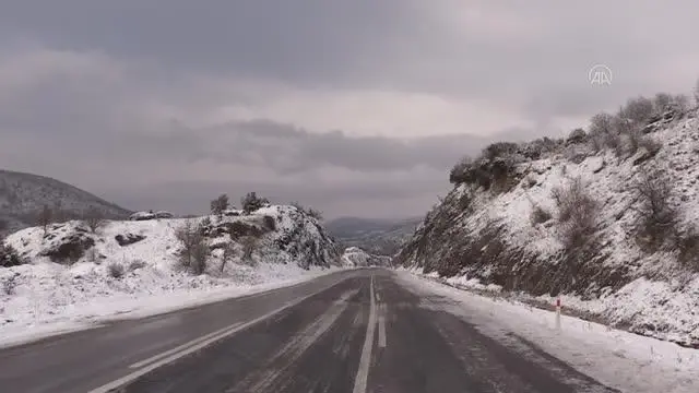 ÇANAKKALE - Biga'da çocukların kar sevinci ÇANAKKALE - Biga'da çocukların kar sevinci