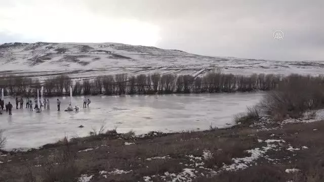 Curling Milli Takımı bu kez donan çay üzerinde curling heyecanı yaşadı Curling Milli Takımı bu kez donan çay üzerinde curling heyecanı yaşadı