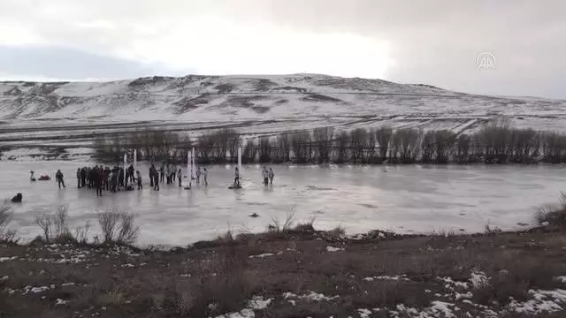 Curling Milli Takımı bu kez donan çay üzerinde curling heyecanı yaşadı Curling Milli Takımı bu kez donan çay üzerinde curling heyecanı yaşadı
