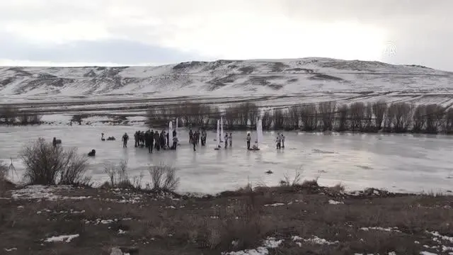 Curling Milli Takımı bu kez donan çay üzerinde curling heyecanı yaşadı Curling Milli Takımı bu kez donan çay üzerinde curling heyecanı yaşadı
