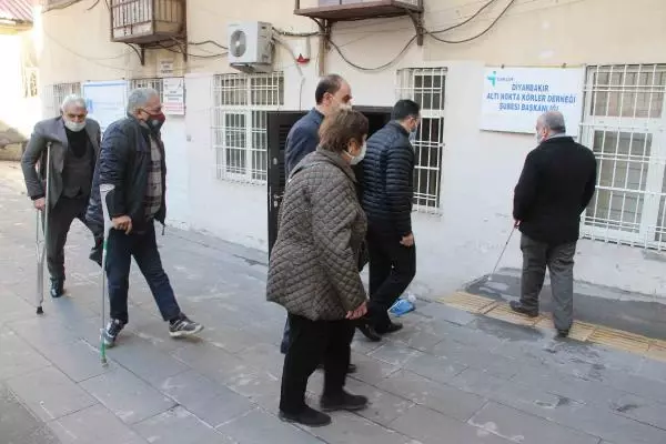 Diyarbakır'da 'engelli derneklerinde eğlence' tepkisi Diyarbakır'da 'engelli derneklerinde eğlence' tepkisi