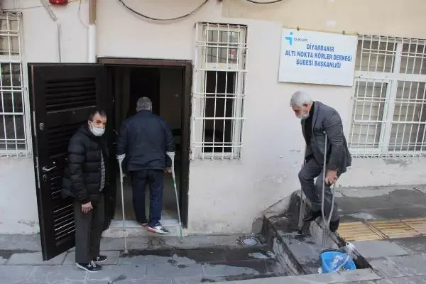 Diyarbakır'da 'engelli derneklerinde eğlence' tepkisi Diyarbakır'da 'engelli derneklerinde eğlence' tepkisi