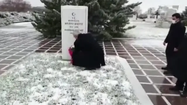 DSP Genel Başkanı Aksakal, merhum Rahşan Ecevit'i mezarı başında andı DSP Genel Başkanı Aksakal, merhum Rahşan Ecevit'i mezarı başında andı