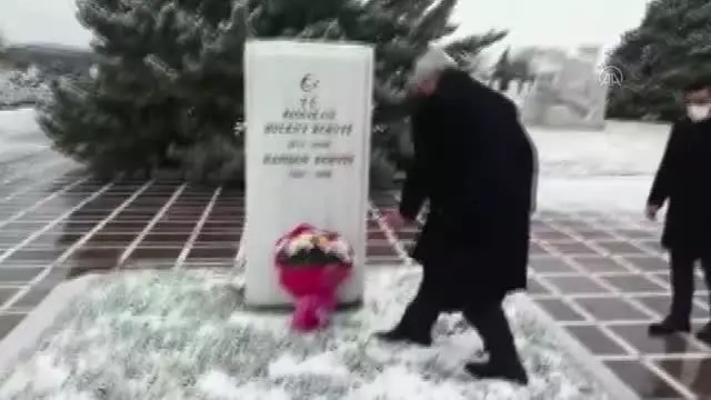 DSP Genel Başkanı Aksakal, merhum Rahşan Ecevit'i mezarı başında andı DSP Genel Başkanı Aksakal, merhum Rahşan Ecevit'i mezarı başında andı