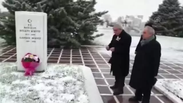 DSP Genel Başkanı Aksakal, merhum Rahşan Ecevit'i mezarı başında andı DSP Genel Başkanı Aksakal, merhum Rahşan Ecevit'i mezarı başında andı