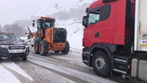 Erzincan kara yolu, sis ve tipi nedeniyle kamyon ile TIR geçişine kapatıldı