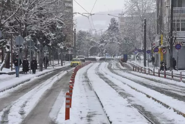 Eskişehir güne beyaz örtüyle uyandı Eskişehir güne beyaz örtüyle uyandı